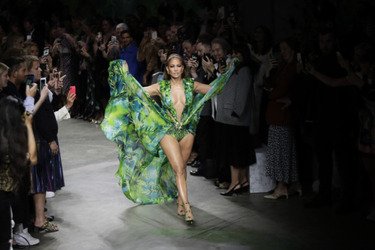 Versace: Η Jennifer Lopez φόρεσε ξανά το θρυλικό πράσινο φόρεμα