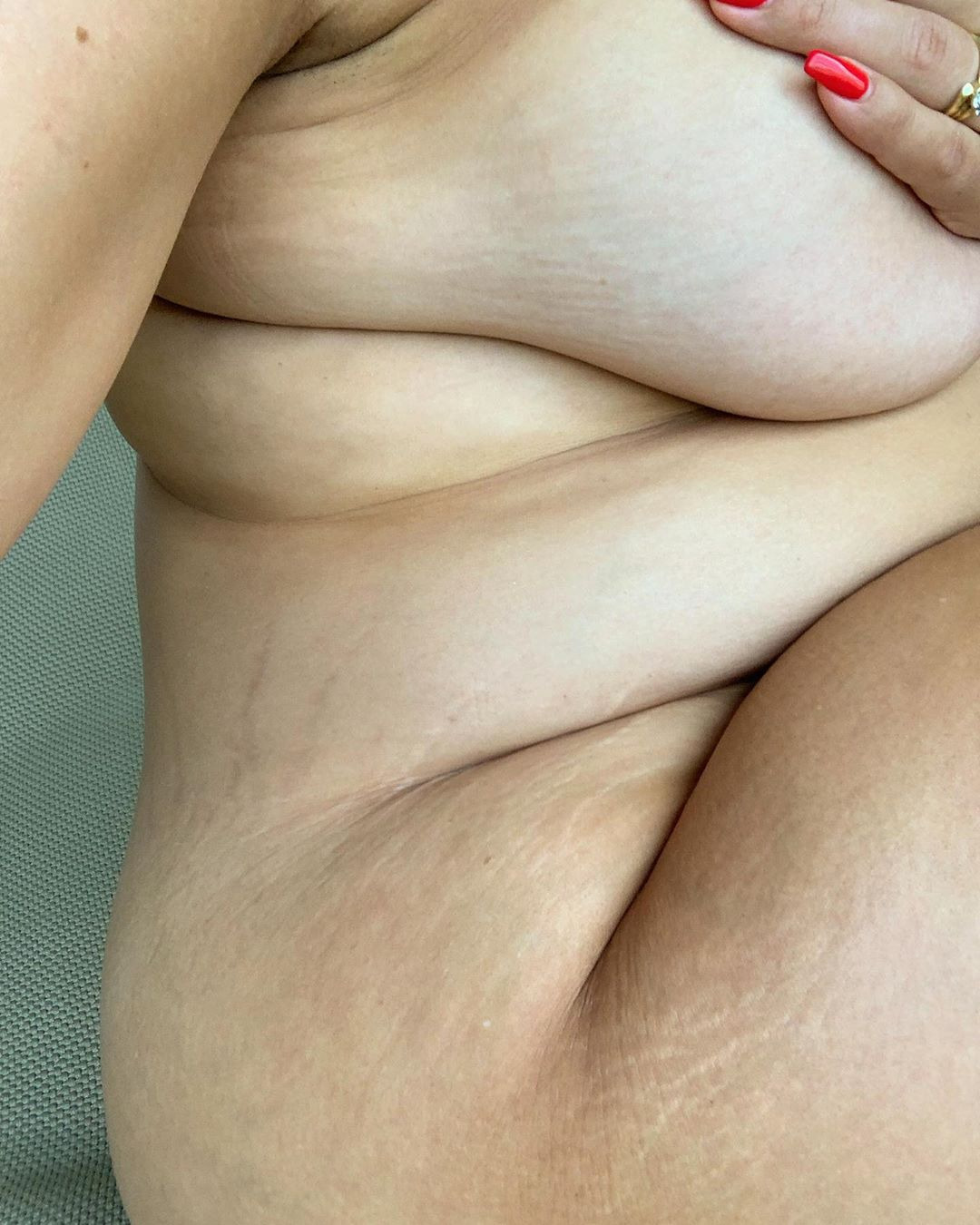 Άσλεϊ Γκράχαμ: Η γυμνή φωτογραφία με τις ραγάδες της εγκυμοσύνης