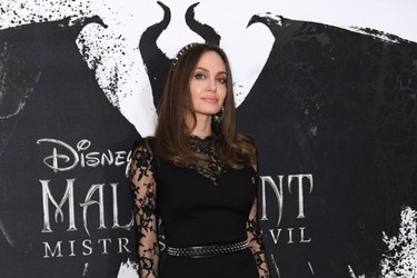 Η wild & dark εμφάνιση της Angelina Jolie στο Λονδίνο
